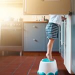 Fome ou tédio? Descubra o que fazer quando seu filho não sai da geladeira