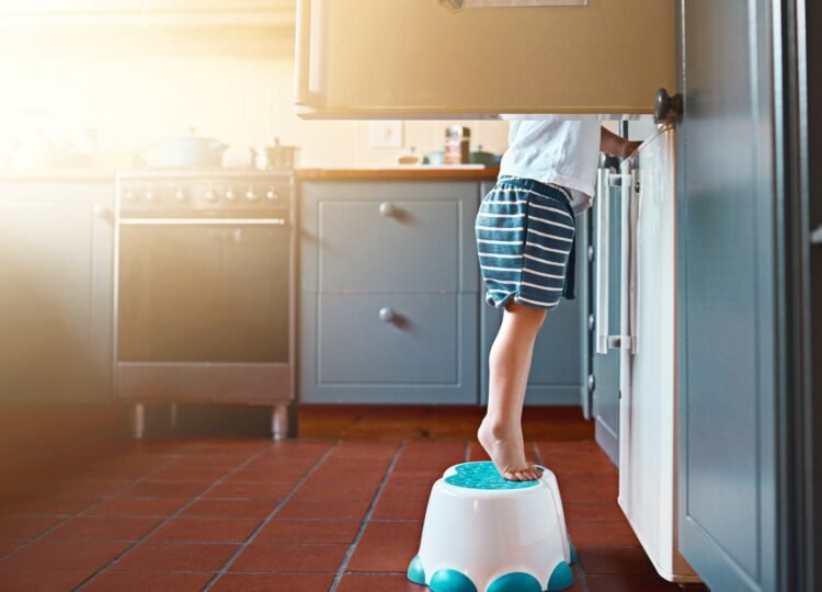 Fome ou tédio? Descubra o que fazer quando seu filho não sai da geladeira